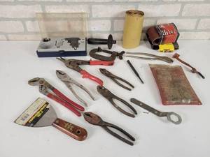lot 534 image: Assorted Hand Tools, Airbrush Kit and Sandpaper