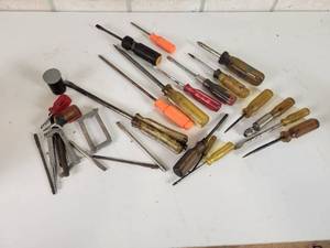 lot 545 image: Lot of Screwdrivers and More