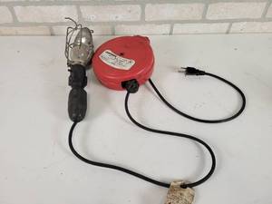 lot 547 image: Craftsman 20 Retractable Trouble Light - Tested and Works