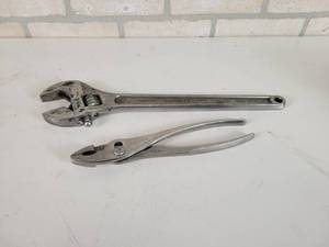 lot 551 image: (2) DIAMALLOY Tools - 15 Adjustable Wrench and 10 Slip Joint Pliers - Diamond Tool & Horseshoe Co. Duluth, MN