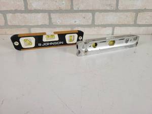 lot 559 image: JOHNSON 8 Level and Porter Cable 8 Magnetic Laser Level - WORKS
