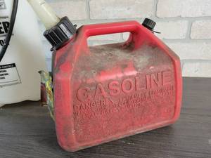lot 598 image: 1.5 Gallon Pump Sprayer and 1 Gallon Poly Gas Tank - NO SHIPPING