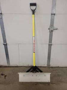 lot 648 image: Snow Shovel - NO SHIPPING