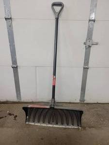 lot 647 image: Snow Shovel - NO SHIPPING