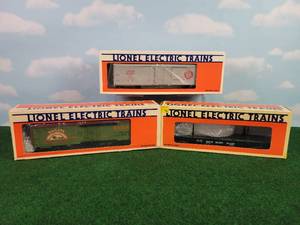 lot 259 image: (3) LIONEL O Scale Rail Cars Baileys Irish Cream Billboard Reefer, Canadian National Woodside Reefer and Southern Flatcar w Stakes