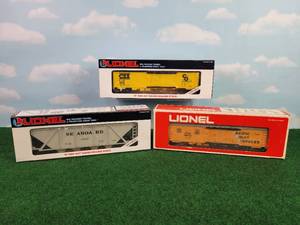 lot 262 image: (3) LIONEL OO27 Scale Rail Cars Seaboard Covered Hopper, Pacific Fruit Express Reefer and CSX Reefer