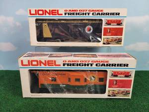 lot 286 image: (2) LIONEL OO27 Scale Cabooses - Great Northern & Northern Pacific