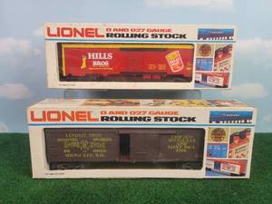 lot 294 image: (2) LIONEL OO27 Scale Rail Cars Hill Bros. Reefer & Lindsay Bros. Binder & Twine Reefer