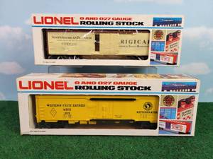 lot 295 image: (2) LIONEL OO27 Scale Rail Cars - North American Despatch Reefer & GNW Fruit Express Reefer