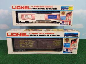 lot 313 image: (2) LIONEL OO27 Scale Rail Cars - Ralston Purina Reefer & Lindsay Bros. Binder & Twine Reefer