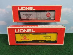 lot 367 image: (2) LIONEL O Scale Rail Cars - A&P Union Refrigerator Co. Reefer & Swift Refrigerator Line