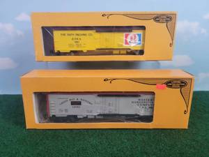 lot 381 image: (2) LIONEL Limited Edition Series O Scale Rail Cars - Green Bay & western Reefer & Rath packing Reefer Car