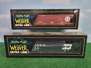 lot 385 image: (2) WEAVER Ultra Line O Scale Rail Cars - Burlington Northern 3-Bay Hopper & BNSF Center flow Hopper