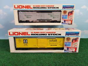 lot 391 image: (2) LIONEL OO27 Scale Rolling Stock Rail Cars - ATSF Boxcar & Vermont Reefer