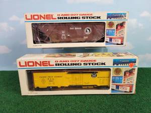lot 392 image: (2) LIONEL OO27 Scale Rolling Stock Rail Cars - Union Pacific Reefer & Great Northern Covered Hopper