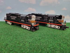 lot 240 image: Williams O Scale Southern Pacific GP-9 Double Unit Diesel Locomotives - Model No. 472104