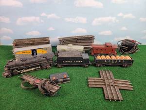 lot 242 image: 1953 LIONEL Train Set