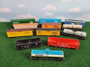 lot 268 image: (12) Assorted HO-Scale Rail Cars