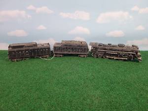 lot 274 image: 1950s LIONEL 2037 Steam Locomotive, 2466W Tender & 6026W Tender