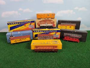 lot 299 image: (7) Vintage HO Scale Rail Cars - Wood, Metal etc.
