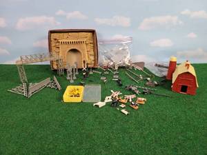 lot 305 image: Lot of HO-Scale Signals, Signs, Animals, Archway, Barn and More