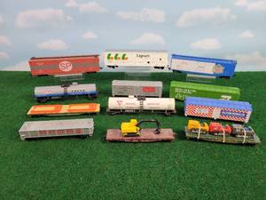 lot 306 image: (12) Assorted HO-Scale Rail Cars