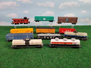 lot 333 image: (11) Assorted HO-Scale Rail Cars