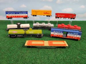 lot 334 image: (9) Assorted HO-Scale Rail Cars