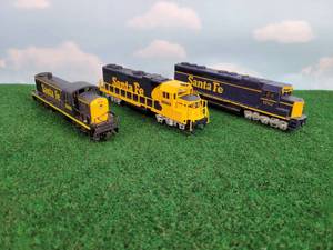 lot 342 image: (3) Santa Fe HO-Scale Locomotives