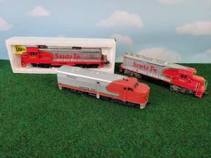 lot 343 image: (3) Santa Fe HO-Scale Locomotives