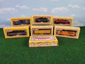 lot 354 image: (7) Life-Like HO-Scale Rail Cars w Boxes