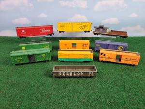 lot 352 image: (10) Assorted HO-Scale Rail Cars