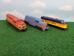 lot 371 image: (3) HO-Scale Locomotives