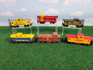lot 372 image: (6) Assorted HO-Scale Cabooses