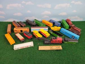 lot 373 image: Large Lot of Assorted HO-Scale Rail Car Parts