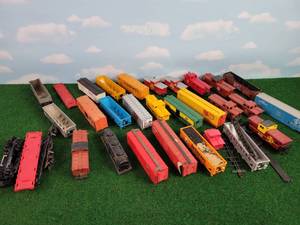 lot 374 image: Large Lot of Assorted HO-Scale Rail Car Parts