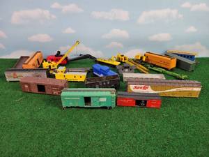 lot 395 image: Large Lot of Assorted HO-Scale Rail Car Parts