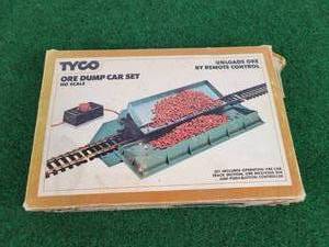 lot 411 image: Vintage TYCO Ore Dump Car Set
