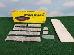 lot 412 image: Vintage Alloy Forms HO-Scale Corrugated Iron Fence Kit - Appears Complete - Diecast