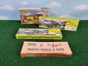 lot 413 image: (4) Vintage ATLAS HO Scale Buildings w Boxes