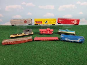 lot 420 image: (9) Assorted HO Scale Rail Cars