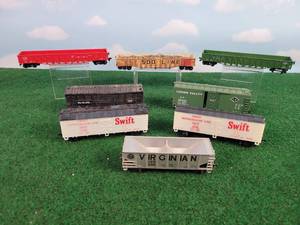 lot 422 image: (8) Assorted HO Scale Rail Cars