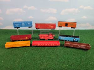 lot 423 image: (9) Assorted HO Scale Rail Cars