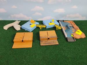 lot 428 image: (2) Bachmann Loaders and More