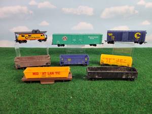lot 429 image: (8) Assorted HO Scale Rail Cars