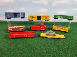 lot 430 image: (8) Assorted HO Scale Rail Cars