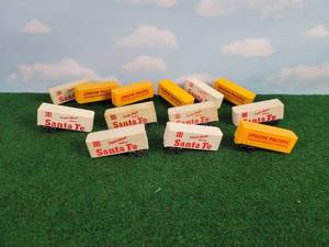 lot 435 image: (13) HO Scale Piggy Back Semi Trailers