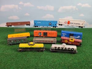 lot 437 image: (11) Assorted HO Scale Rail Cars