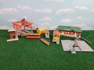 lot 446 image: (8) HO Scale Budlings  Structures and More