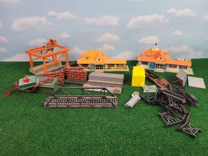 lot 448 image: Lot of HO Scale Budlings, Trestles and More